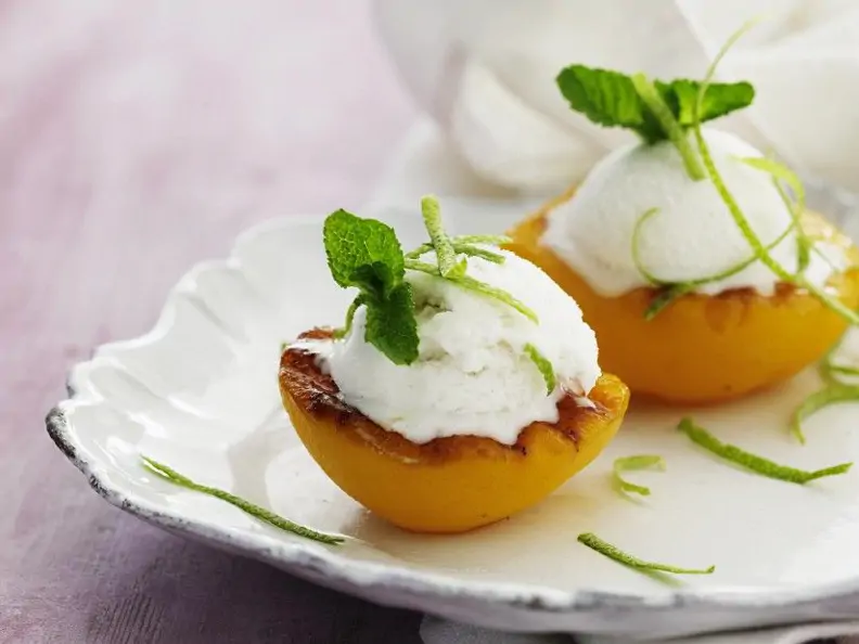Pfirsiche vom Grill mit Eis und Limettenzesten
