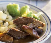 Kalbshaxe in Weinsauce