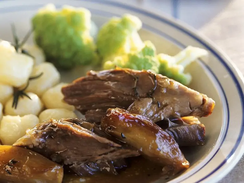 Kalbshaxe in Weinsauce