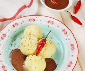 Topfenknödel mit scharfer Schokosoße