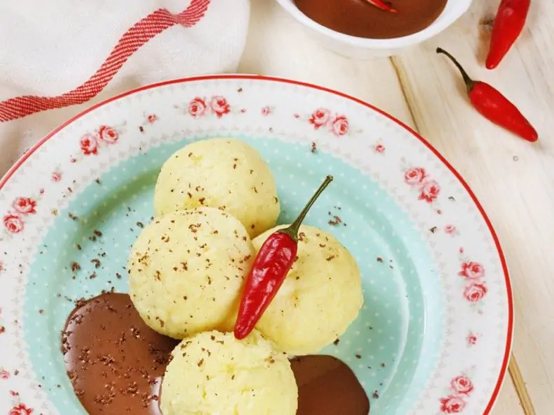 Topfenknödel mit scharfer Schokosoße