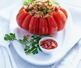 Tabouleh in Tomatenschale mit scharfem Dip