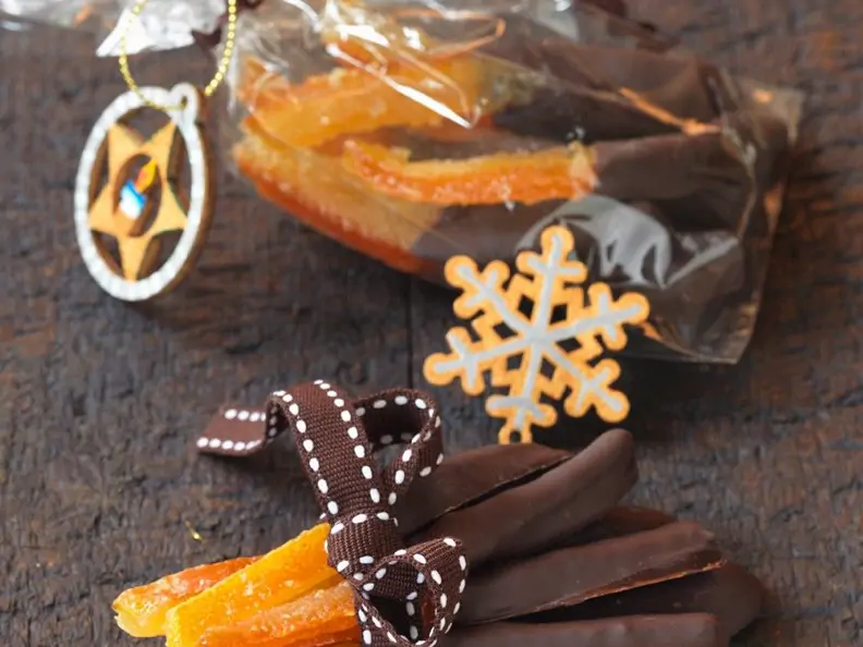 Orangenstäbchen im Schokomantel