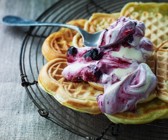 Herzwaffeln mit Beeren-Creme