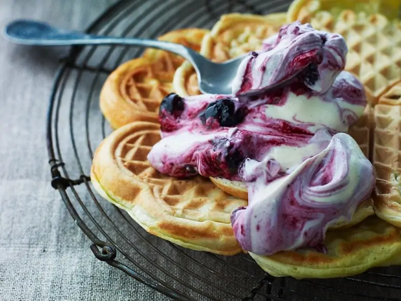 Herzwaffeln mit Beeren-Creme