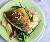 Dorade mit Bohnengemüse und Artischocken