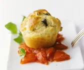 Pikante Muffins auf Tomatenbett