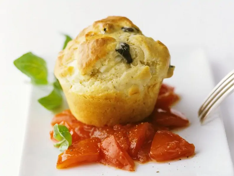 Pikante Muffins auf Tomatenbett
