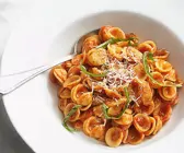Pasta mit Tomatensoße und Parmesan