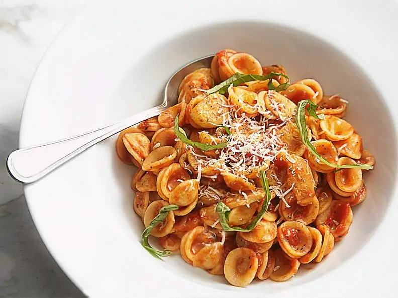 Pasta mit Tomatensoße und Parmesan