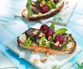 Rehfilet mit Spargel und Kirschen auf Bauernbrot