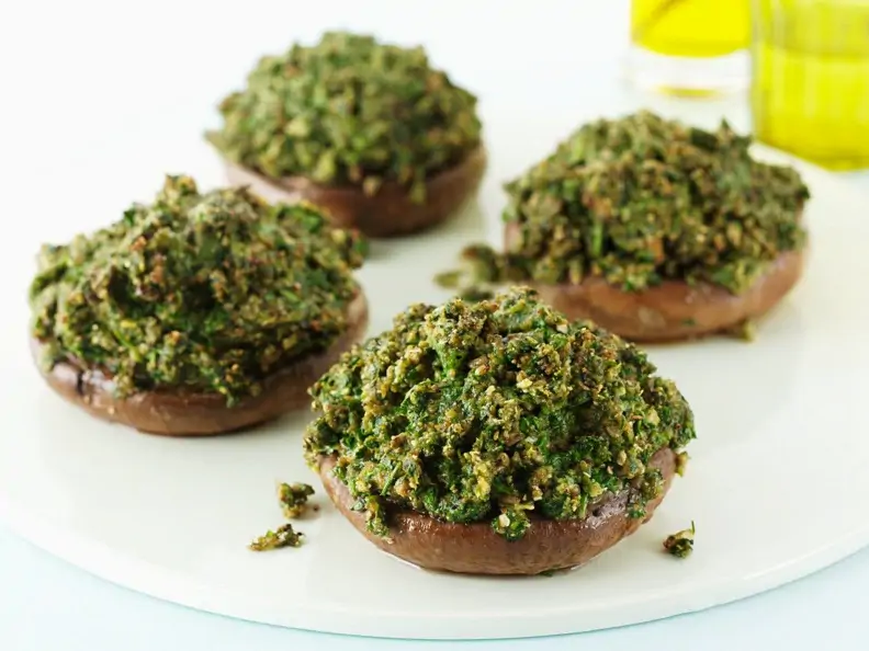 Mit Pesto gefüllte Portobello