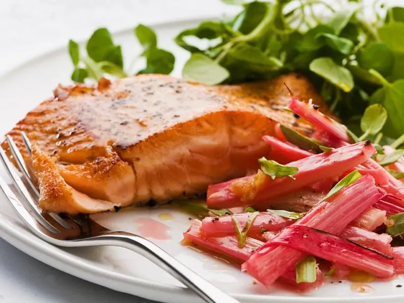 Lachs mit Rhabarbergemüse