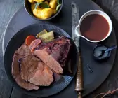 Hirschkeule und Kürbis-Salbei-Nockerl