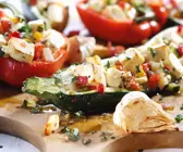 Gefüllte Zucchini- und Paprikaschiffchen
