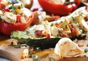 Gefüllte Zucchini- und Paprikaschiffchen