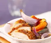 Hähnchenbrust mit Nektarinen und roten Zwiebeln