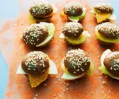 Süße Miniburger mit Kiwi, Mandarine und Frischkäse