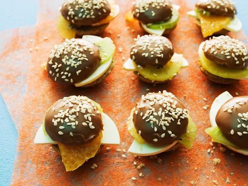 Süße Miniburger mit Kiwi, Mandarine und Frischkäse