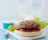 Putenburger mit Tomaten und Salat