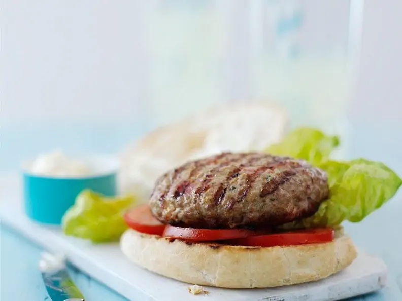 Putenburger mit Tomaten und Salat
