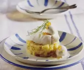 Schellfischfilet auf Püree mit Senfsoße und Wachtelei