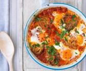 Eier auf Tomaten-Artischocken-Gemüse