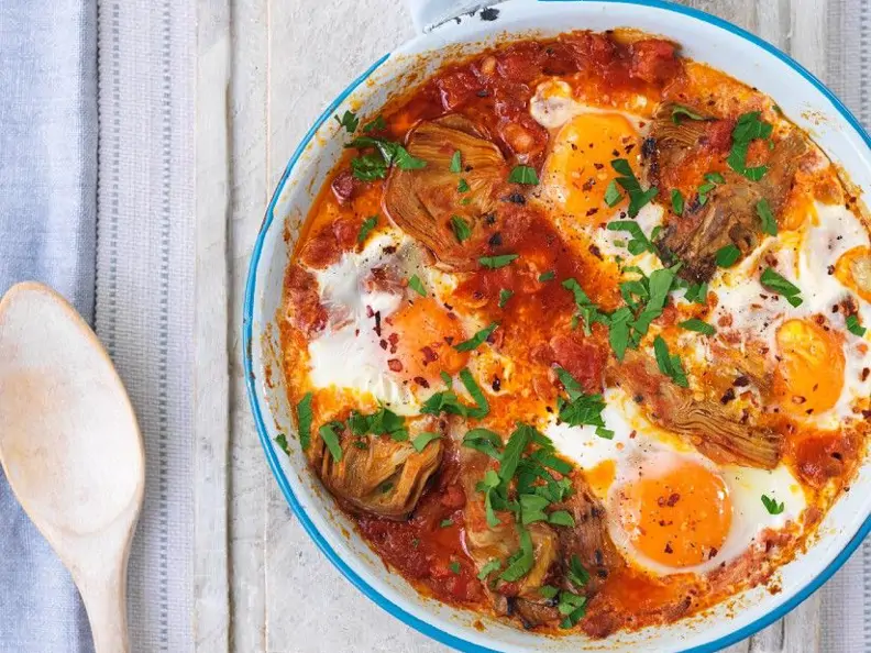 Eier auf Tomaten-Artischocken-Gemüse