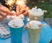 Heiße Schokolade mit Vanilleeis und Marshmallows