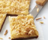 Birnenkuchen mit Pudding und Mandeln