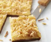Birnenkuchen mit Pudding und Mandeln