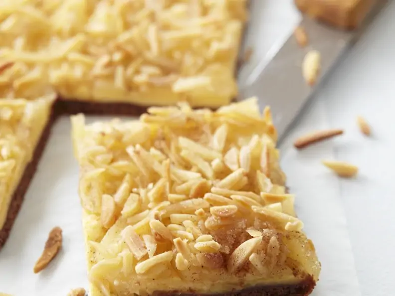 Birnenkuchen mit Pudding und Mandeln