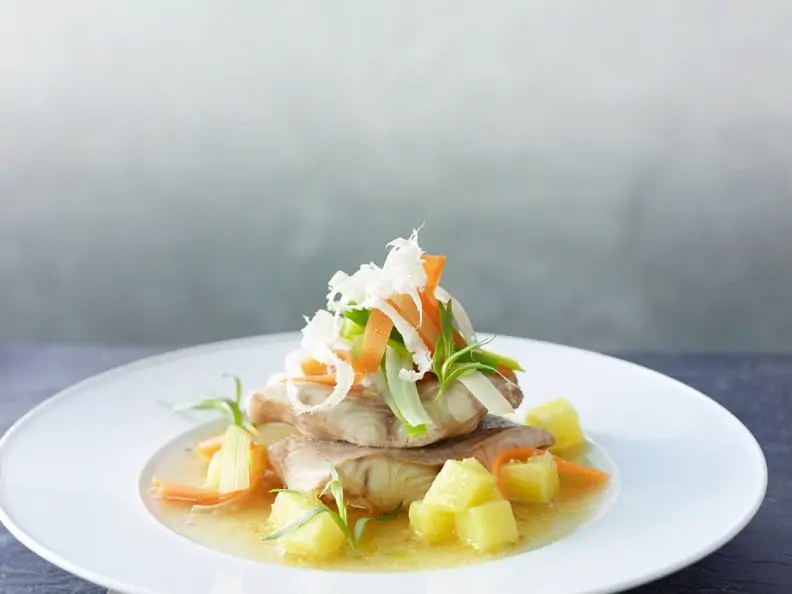 Waller aus dem Wurzelsud mit Kartoffeln und frischem Meerrettich
