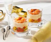 Tomaten, Shrimps und Käsecreme in Gläsern
