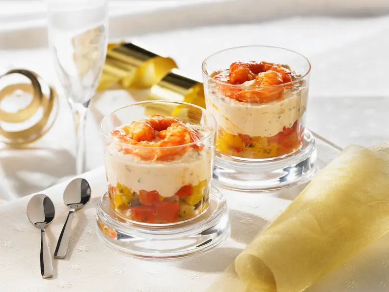 Tomaten, Shrimps und Käsecreme in Gläsern