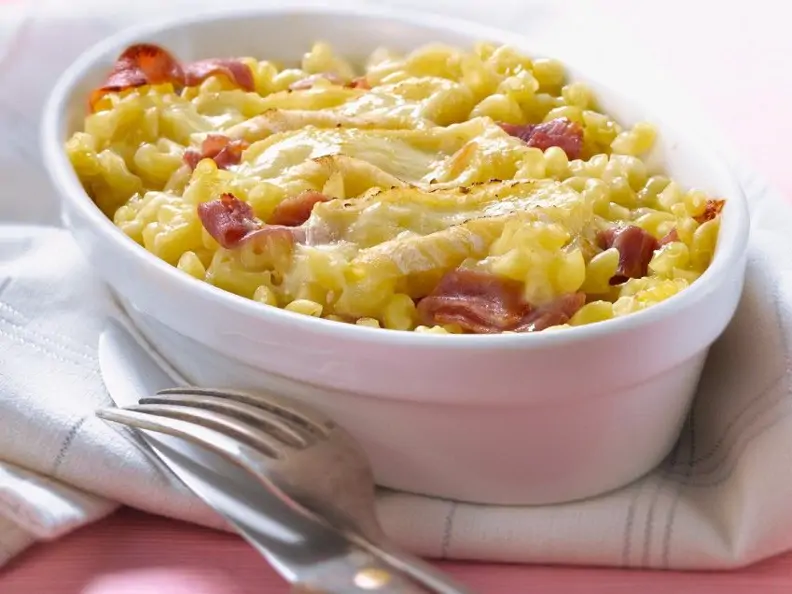 Makkaroniauflauf mit Schinken und Käse