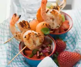 Garnelen-Melonen-Spießchen mit Erdbeersalat
