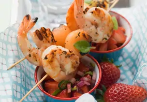 Garnelen-Melonen-Spießchen mit Erdbeersalat