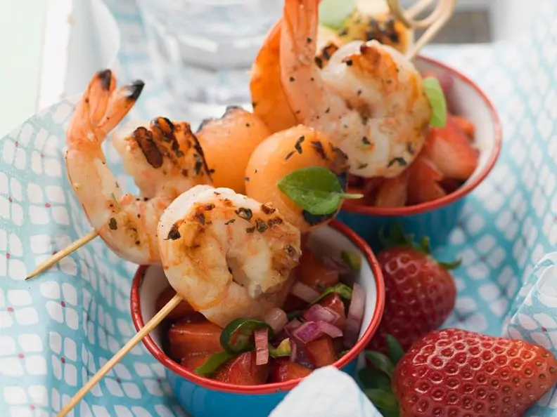 Garnelen-Melonen-Spießchen mit Erdbeersalat