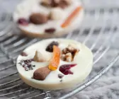 Weiße Schokotaler mit Früchten und Nüssen