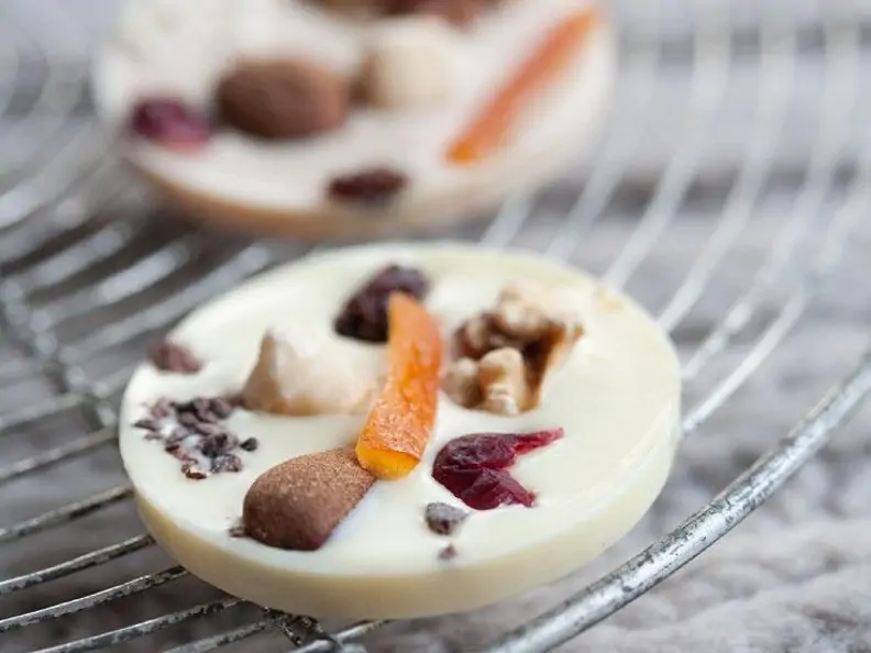 Weiße Schokotaler mit Früchten und Nüssen