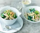 Pasta mit Zucchini, Spinat und Walnuss