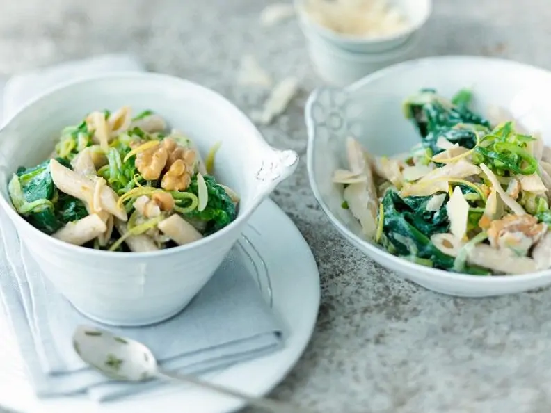 Pasta mit Zucchini, Spinat und Walnuss