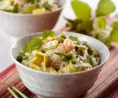 Reis mit Omelett und Shrimps