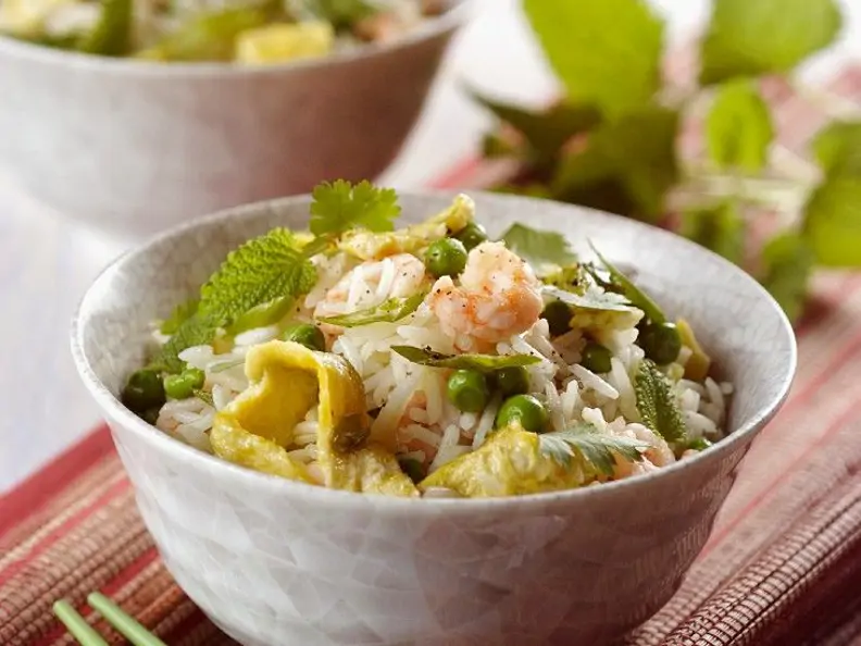 Reis mit Omelett und Shrimps