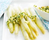 Gehackte Eier und weißer Spargel