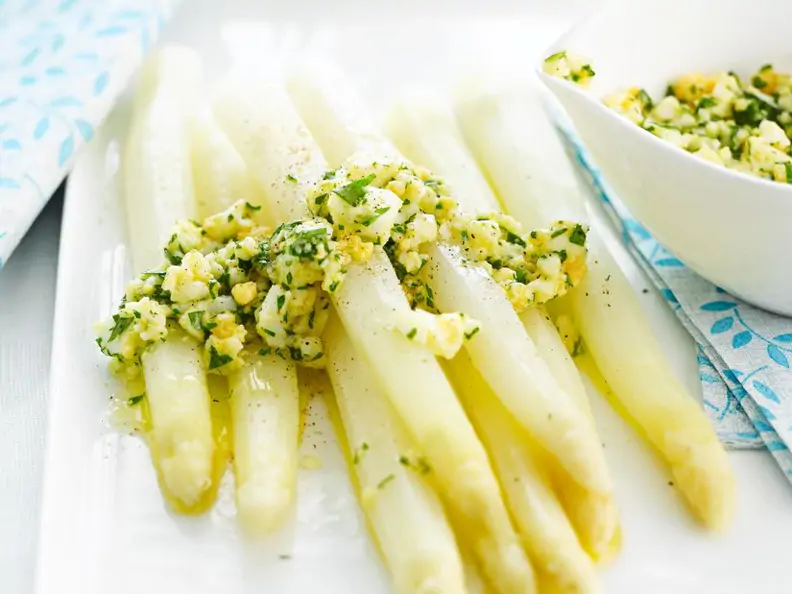 Gehackte Eier und weißer Spargel