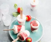 Joghurt-Erdbeer-Eis am Stiel