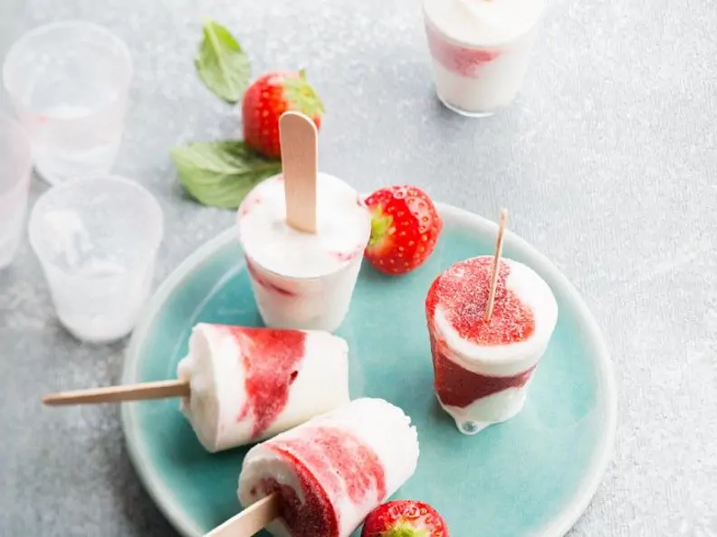 Joghurt-Erdbeer-Eis am Stiel