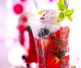 Beeren mit Sekt und Eiscreme